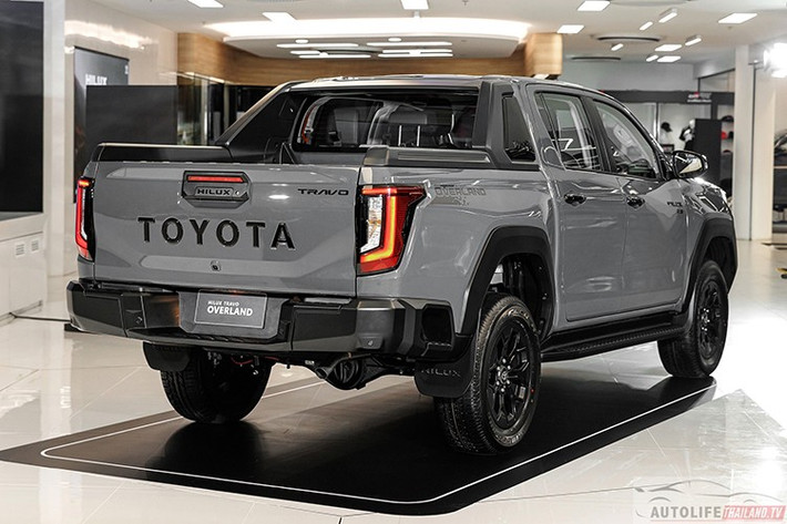 Bên cạnh đó, đây cũng là lần đầu Hilux có bản chạy điện. Cụ thể, Hilux Travo-e là biến thể thuần điện đầu tiên trong lịch sử dòng bán tải này. Xe được trang bị hai mô-tơ điện (trước – sau) cho tổng công suất 196 mã lực, kết hợp pin lithium-ion 59,2 kWh. Hệ thống hỗ trợ sạc AC tối đa 11 kW và sạc nhanh DC đến 125 kW, cho phạm vi hoạt động khoảng 315 km theo chuẩn NEDC.