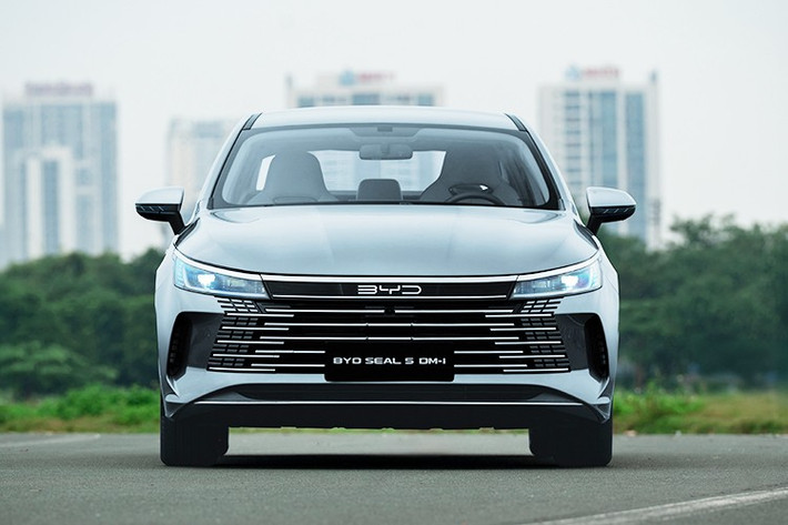Tại BYD Việt Nam, tất cả mẫu xe đều được hưởng chế độ bảo hành tiêu chuẩn phương tiện 6 năm (tương đương với 150.000 km đầu tiên, tùy điều kiện nào đến trước), mô-tơ điện cùng bộ điều khiển mô-tơ điện và pin lên đến 8 năm (tương đương với 160.000 km đầu tiên, tùy điều kiện nào đến trước).