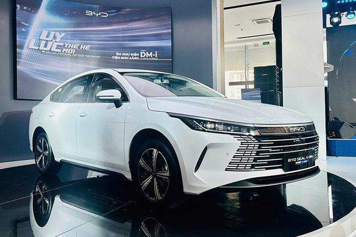 BYD SEAL 5 2026 mới vừa chính thức ra mắt thị trường Việt Nam, đây là mẫu sedan hạng C đầu tiên trong phân khúc được trang bị công nghệ hybrid sạc ngoài (PHEV).. Nắp ca-pô tràn viền kết hợp với lưới tản nhiệt không viền mạ chrome. Hệ thống đèn chiếu sáng “Starlight” LED hoàn toàn.