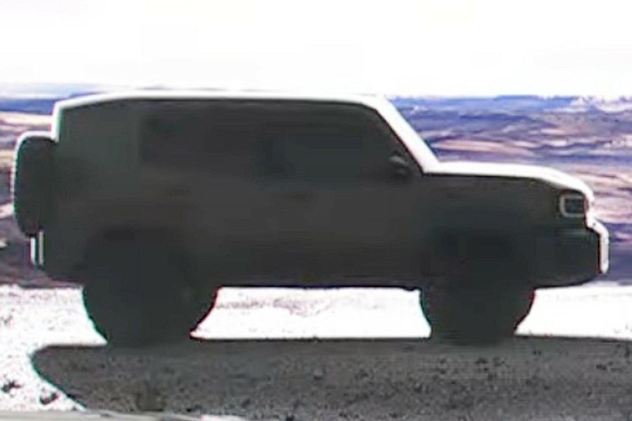 Toyota hiện vẫn khá kín tiếng, chỉ tung ra một hình ảnh teaser duy nhất vào tháng 8/2023. Tuy nhiên, một bản vẽ thiết kế mới được công bố từ hồ sơ đăng ký sáng chế đã mang đến cái nhìn rõ nét hơn về hình hài của mẫu SUV sắp ra mắt.
