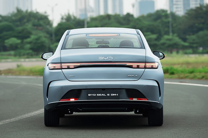 BYD SEAL 5 được phân phối tại thị trường Việt Nam với 3 tùy chọn màu sắc Xám Atlantis Grey, Trắng Snow White và Đen Cosmos Black, giá bán từ 696 triệu đồng.