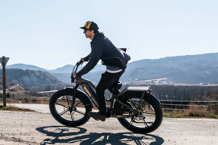 Engwe M20 ﻿Engwe M20 mang dáng vẻ của một chiếc cafe racer và sức mạnh gần như xe máy, với động cơ 1200W đạt tốc độ 45 km/h, cùng tùy chọn pin đôi cho quãng đường lên tới 128 km.