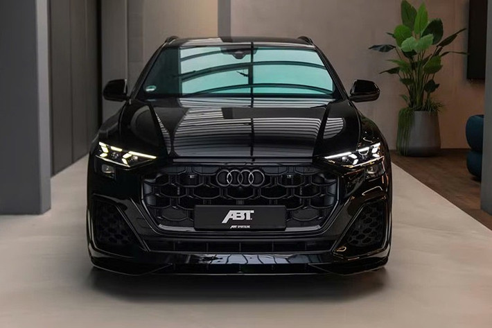 Audi RS Q8 nhà ABT sở hữu đèn chiếu sáng nội thất, logo RSQ8-LE được khắc trên lưng ghế, biểu tượng ABT trên tựa đầu tích hợp, cửa sổ trời, ba màn hình chính (màn hình thứ ba dùng để truy cập hệ thống điều hòa), và một vài chi tiết khác nữa, tất cả tạo nên một chiếc xe đặc biệt.