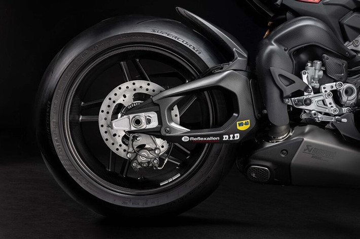 Ống xả Akrapovič cũng giúp giảm 2,5kg trọng lượng so với V4 S tiêu chuẩn. Trọng lượng còn được giảm thêm nhờ bộ vành carbon fiber 5 chấu, giúp giảm 0,95kg so với mâm nhôm nén của Panigale V4 S. Về trang bị đặc biệt, những người may mắn sở hữu phiên bản giới hạn này sẽ nhận được bộ ly hợp khô, gác chân bằng nhôm nguyên khối có thể điều chỉnh và mô-đun GPS.