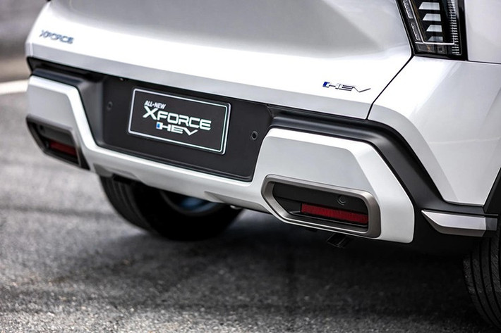 Cụ thể, xe có một số chi tiết trang trí riêng ở cản trước/sau, cụm đèn pha và đèn hậu được sơn màu khói cùng bộ mâm hợp kim 18 inch hai tông màu. Logo phiên bản HEV xuất hiện trên lưới tản nhiệt, cửa trước và đuôi xe.