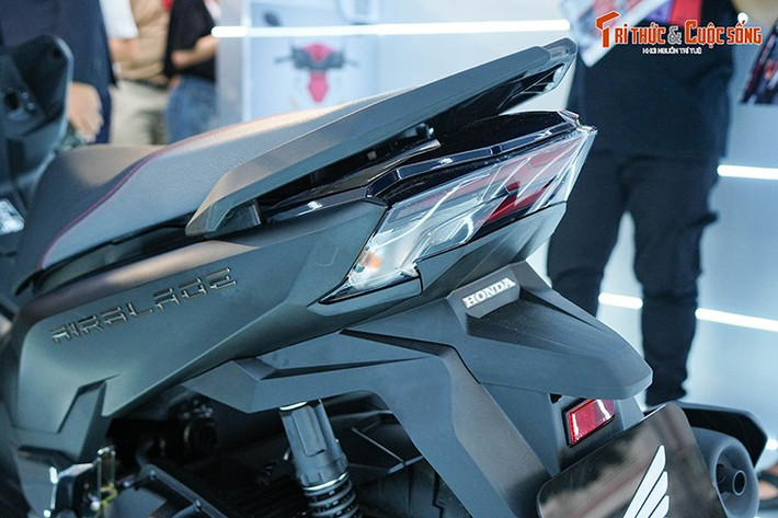 Bên cạnh đó, dòng xe tay ga này vẫn sở hữu những trang bị hữu ích như hệ thống khóa thông minh SMART Key, hộc đựng đồ dưới yên rộng rãi 23,2 lít giúp gia tăng tính tiện lợi và an tâm cho khách hàng khi sử dụng.