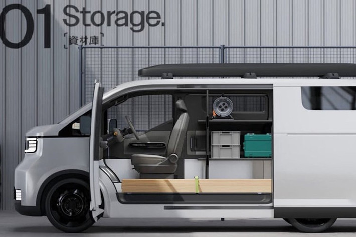 Toyota cũng tận dụng mặt trên táp-lô làm khu vực chứa các khay để đồ tiện dụng. Thậm chí xe còn có cả chỗ cắm sạc điện thoại với mục tiêu giúp người lái đọc các thông báo trên màn hình dễ dàng hơn hoặc sử dụng smartphone như màn hình phụ.