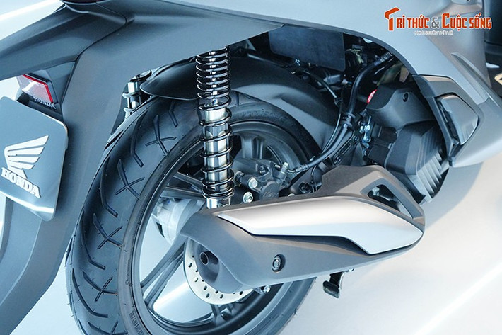 Hệ thống chống bó cứng phanh ABS được trang bị trên 2 bánh ở các phiên bản Thể thao, Đặc biệt và Cao cấp của SH160i/125i, cho phép người lái tự tin, an tâm trong mọi tình huống như khi phanh gấp khi đang đi ở tốc độ cao hay trên mặt đường trơn trượt.