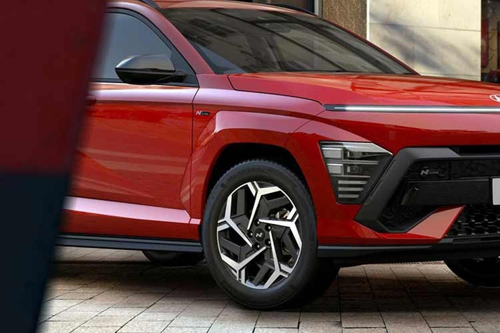 Hyundai Kona mang đến mức độ an toàn và công nghệ tốt, lý tưởng cho các gia đình. Xe lớn hơn thế hệ trước, điều này góp phần tạo nên vẻ ngoài cồng kềnh, nhưng vẫn đủ nhỏ gọn để dễ dàng di chuyển trong thành phố. Kona thế hệ này được thiết kế ban đầu là xe điện chạy bằng pin trước khi được điều chỉnh để tích hợp các tùy chọn động cơ hybrid và xăng.