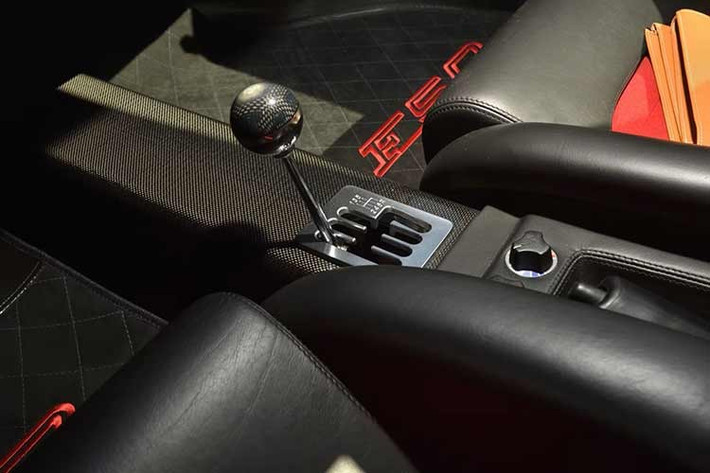 Mức giá 12,2 triệu USD (khoảng 320 tỷ đồng) đã phá vỡ kỷ lục trước đó do một chiếc xe cùng loại sản xuất năm 1995 thiết lập vào tháng 8/2025. Chiếc siêu xe màu vàng đó đã được bán với giá 9,2 triệu USD.