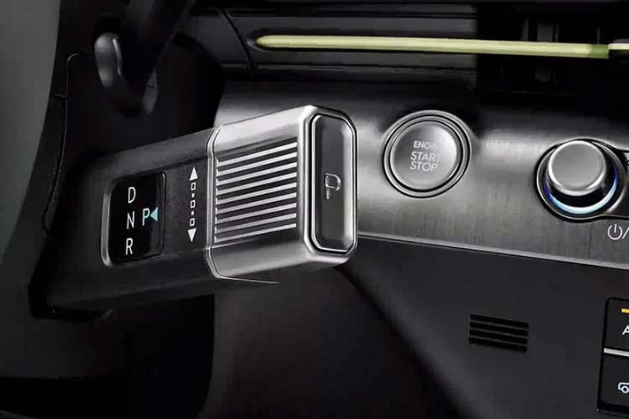 Phiên bản N Line S cũng có hệ thống cảnh báo khoảng cách bên hông và hỗ trợ tránh va chạm khi lùi xe, giúp người dùng đỗ xe sao cho cửa xe không bị trầy xước khi hành khách ra khỏi xe. Bộ mâm 19 inch N Line của Kona nổi bật giữa vô số thiết kế mâm cắt kim cương khác với lớp sơn đen chủ đạo. Mặc dù chúng dễ bám bụi bẩn và cặn bẩn trên đường, nhưng tôi khá thích chúng.