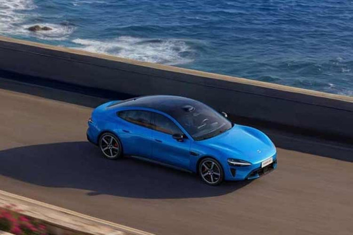 Màu sơn Capri Blue mới cũng được bổ sung, cùng với nội thất có chủ đề Dark Black mới và chất lượng hoàn thiện được cải thiện. Với giá bán dự kiến 229.900 nhân dân tệ (khoảng 32.500 USD), SU7 mới có mức giá cao hơn 14.000 nhân dân tệ so với thế hệ trước, nhưng vẫn thu hút đông đảo người dùng.