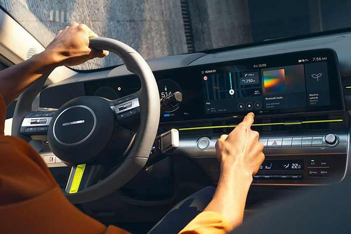 Ghế ngồi mềm mại, êm ái nhưng vẫn chắc chắn. Khả năng điều chỉnh rất tốt, cho phép người dùng chọn tư thế ngồi cao hoặc thấp hơn trong cabin. Điều này tạo ấn tượng rằng chiếc xe phù hợp với nhiều người lái khác nhau, biến nó thành một chiếc xe đa dụng.