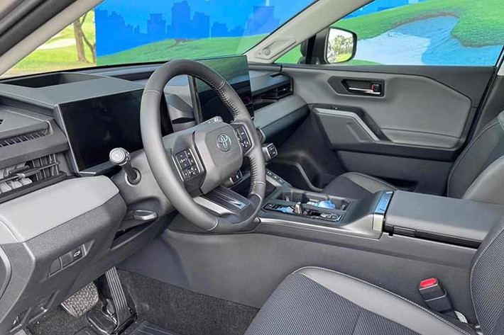 Bệ điều khiển trung tâm được thiết kế gọn gàng, với hệ thống nút bấm vuông vức thay thế cho cần số truyền thống và hai núm xoay như đời trước. Hệ thống cổng sạc USB-C công suất 45W và nhiều hộc chứa tiện dụng cũng xuất hiện ở phía trước.