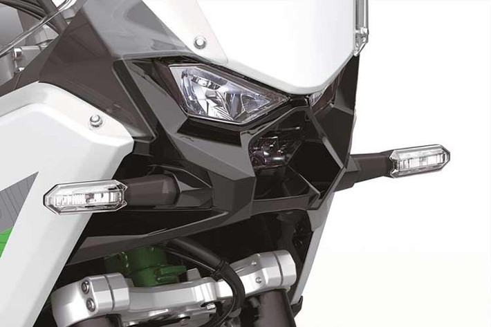 Về kích thước tổng thể, chiều dài cơ sở 1.555 mm mang lại sự ổn định ở tốc độ cao, trong khi khoảng sáng gầm 185 mm đủ để xử lý địa hình gồ ghề ở mức trung bình. Chiều cao yên 870 mm cho thấy mẫu xe này hướng đến người lái có kinh nghiệm và thể hình phù hợp với phân khúc adventure.