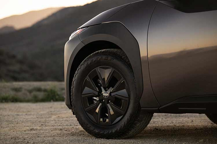 Mâm hợp kim 18 inch trên bZ Woodland 2026 đi kèm ốp khí động học màu đen, tùy chọn lốp địa hình dành cho người dùng thường xuyên di chuyển cung đường xấu.