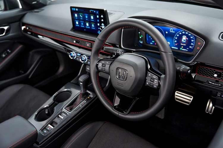 Nội thất của xe không khác biệt nhiều phiên bản trước, song được nâng cấp đáng kể về công nghệ. Nổi bật nhất là màn hình thông tin giải trí kích cỡ tăng lên 9 inch, dùng phần mềm do Google phát triển, tích hợp sẵn các tiện ích như bản đồ, trợ lý ảo hay cửa hàng ứng dụng.