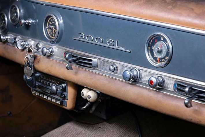 Những điểm nổi bật khác bao gồm đồng hồ đo nhiệt độ ngoại thất cực hiếm được gắn phía trước khoang hành khách, và biển số xe đầu tiên của chiếc xe.