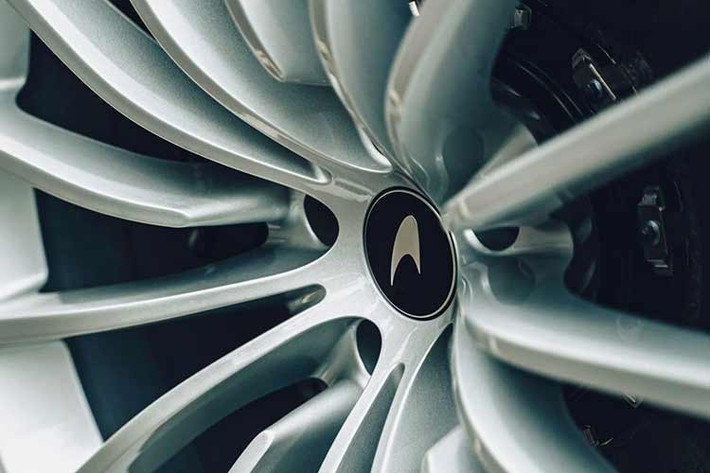 Nguyên bản, bộ mâm siêu xe McLaren GT vốn là loại đa chấu tông màu sáng, song sau đó nó đã được chủ cũ sơn lại màu đen để tăng vẻ thể thao. Bộ mâm này có kích thước 20 inch ở bánh trước và 21 inch ở bánh sau.