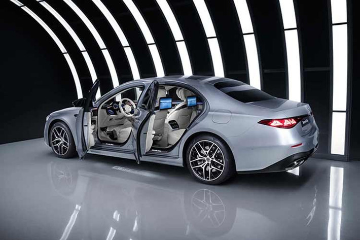 Trong khoang nội thất, các chi tiết như Digital Vent Control cho điều hòa tự động điều hướng luồng gió, ghế sưởi, thông gió, massage và đai an toàn có sưởi tiếp tục củng cố trải nghiệm thoải mái, đặc biệt ở các thị trường khí hậu lạnh.