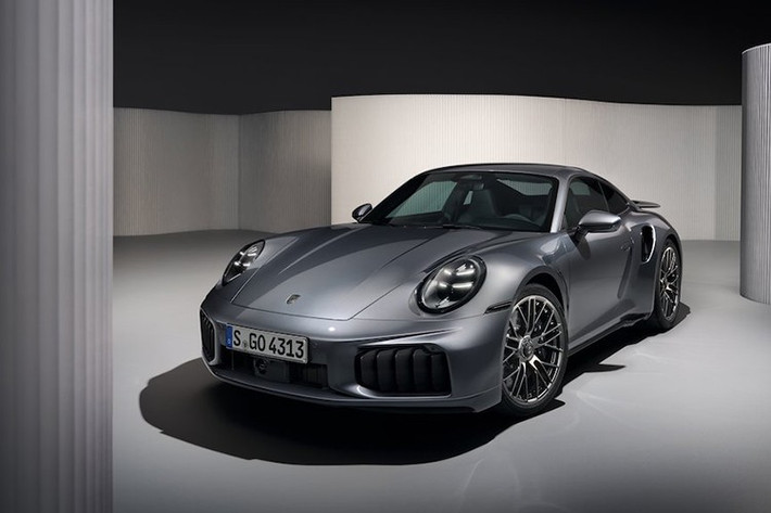 Porsche 911 Turbo S 2026 mới có sẵn dưới dạng xe coupe và xe mui trần và hiệu suất được cải thiện đáng kể, 'thiết kế mạnh mẽ hơn', khí động học được cải thiện, khung gầm được tối ưu hóa và nhiều trang bị độc đáo hơn. Turbo S mới kế thừa những điểm nhấn dành cho các phiên bản Turbo xuyên dòng sản phẩm của Porsche trên 911.