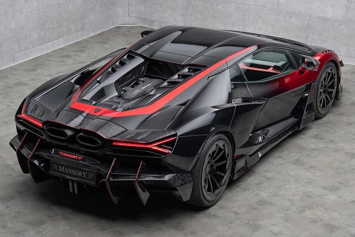 Lamborghini Revuelto Mansory Initiate trang bị bộ mâm FV.10 21 inch ở bánh trước và 22 inch ở bánh sau. Bên cạnh đó, Revuelto Mansory Initiate còn có nhiều chi tiết được làm từ sợi carbon đúc.