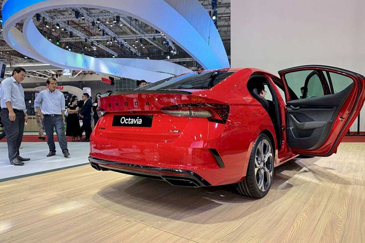 Mẫu xe sedan Skoda Octavia 2025 chuẩn bị bán ra tại thị trường Việt Nam gần như chắc chắn có gói ADAS, gồm phanh khẩn cấp, giữ làn, cảnh báo va chạm và Adaptive Cruise Control....