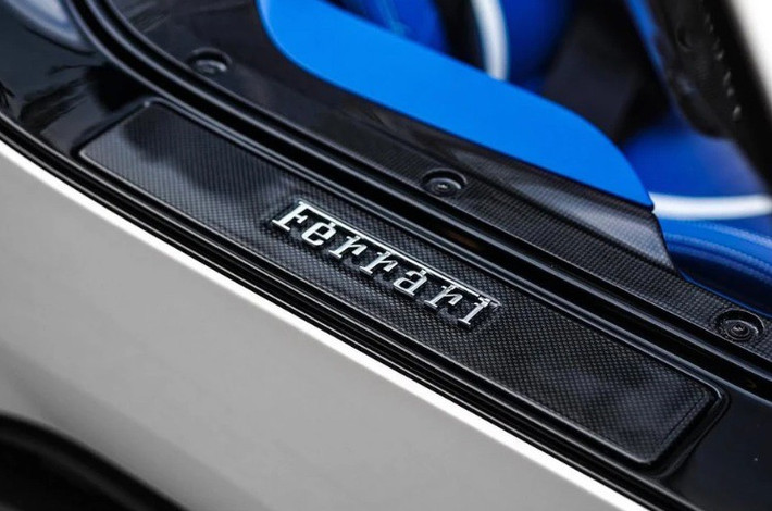 Ferrari Monza SP2 được trang bị động cơ V12 hút khí tự nhiên 6.5L, sản sinh công suất tối đa 810 mã lực và mô-men xoắn cực đại 719 Nm. Đây cũng là mẫu xe mạnh nhất của thương hiệu tại thời điểm ra mắt vào năm 2018.