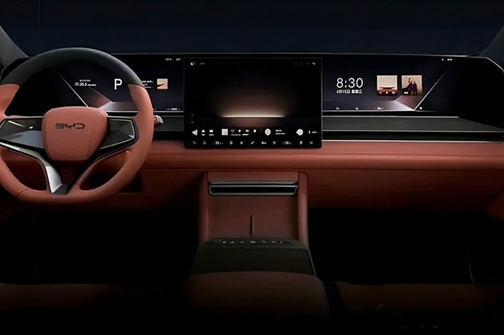 Phiên bản 7 chỗ hướng đến gia đình đông thành viên, ưu tiên không gian linh hoạt. Những hình ảnh tại Thượng Hải 2025 cho thấy BYD áp dụng ngôn ngữ thiết kế Dragon Face Reborn mới nhất như thanh chrome tạo hình “râu rồng” kéo dài toàn bộ cản trước, liền mạch với dải đèn laser dài 2,4 m.