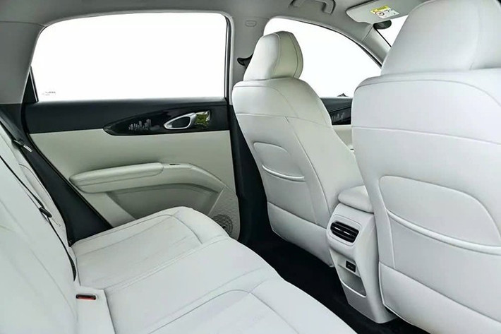 Thêm vào đó là bảng đồng hồ kỹ thuật số 8,8 inch, màn hình cảm ứng trung tâm 14,6 inch, hỗ trợ kết nối Apple CarPlay/Andriod Auto, kết nối 4G, tìm kiếm/điều khiển bằng điện thoại thông minh, USB Type C/Type C, sạc không dây, đèn viền nội thất 256 màu và đóng/mở cửa sổ điều khiển từ xa.