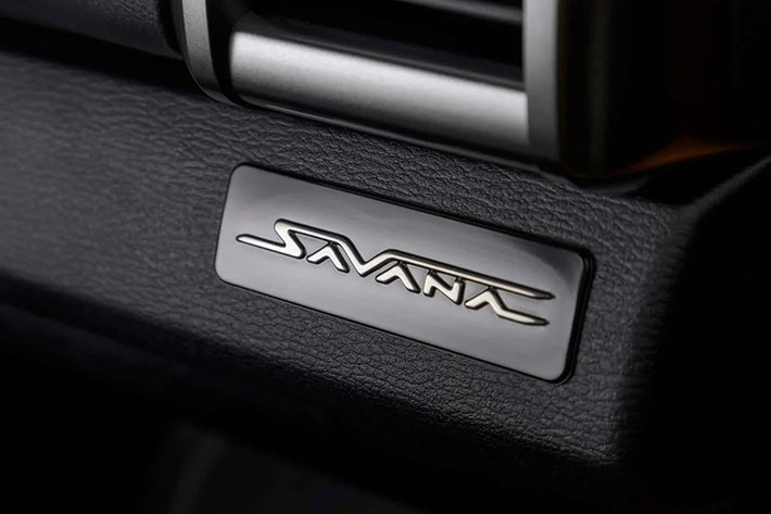 Ngoài ra, xe còn có màn hình đa thông tin 7 inch trong bảng đồng hồ, sạc không dây, điều hòa tự động hai vùng, 7 túi khí, camera 360 độ và các hệ thống hỗ trợ lái nâng cao ADAS đầy đủ.