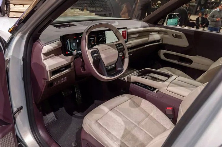 Cụm điều khiển trung tâm của xe có bố cục đơn giản hơn vì nhiều chức năng đã chuyển sang màn hình cảm ứng trung tâm. Các nút còn lại vẫn có kích thước lớn và dễ nhận biết. Rất may là cách sắp xếp rối rắm của các nút chỉnh điều hòa và âm thanh từng thấy trên EV6 hay một số SUV cỡ nhỏ hơn của Kia đã được loại bỏ trên Telluride.