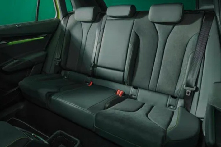 Skoda Elroq RS 2026 rõ ràng nằm ở vị trí cao nhất, với giá khởi điểm từ 53.050 euro (61.500 đô la) chưa bao gồm các tùy chọn bổ sung. Đắt hơn khoảng 3.000 euro so với 85x SportLine, mẫu xe này sử dụng bộ pin 77 kWh của tất cả các phiên bản 85. Các phiên bản 60 và 50 có bộ pin 59 kWh và 52 kWh. Elroq RS đạt công suất 340 ps (335 mã lực) và mô-men xoắn không quá 679 Nm (501 lb-ft).