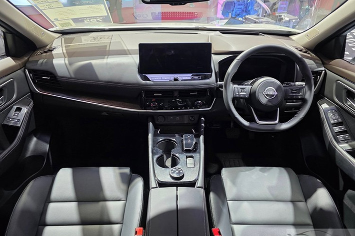 Khoang nội thất của X-Trail e-POWER 2026 thế hệ mới được trang bị đầy đủ tiện nghi cao cấp như màn hình kỹ thuật số 12.3 inch, màn HUD trên kính lái 10.8 inch, điều hòa tự động ba vùng độc lập, hệ thống âm thanh vòm BOSE,...