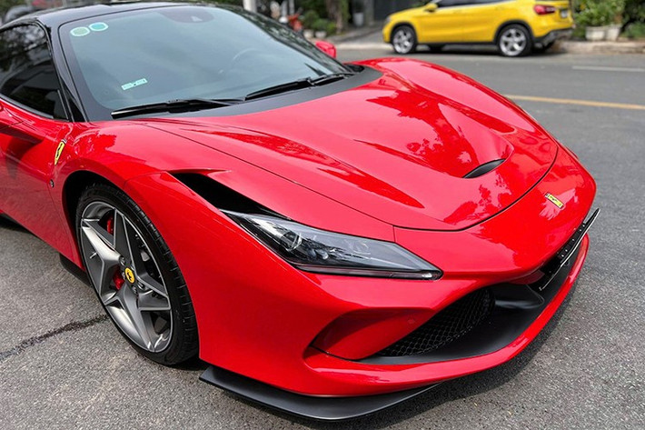Còn nếu so sánh sức mạnh của Ferrari F8 Tributo và mẫu xe Ferrari 488 GTB, hai chiếc xe này cùng sử dụng động cơ V8, dung tích 3.9 lít, tăng áp kép, nhưng "ngựa chiến" ở Đà Nẵng lại có công suất cao hơn 49 mã lực và mô-men xoắn cực đại hơn 10 Nm so với đàn anh.