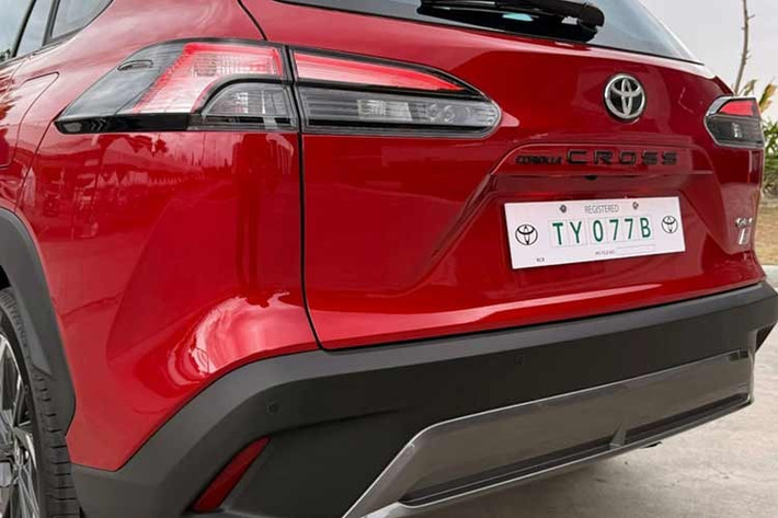 Phía sau xe cũng được tinh chỉnh nhẹ với các chi tiết màu gunmetal tương đồng phía trước, trong khi dòng chữ “Corolla Cross” chuyển sang màu đen thay cho tông bạc trước đây, tạo diện mạo nổi bật hơn.