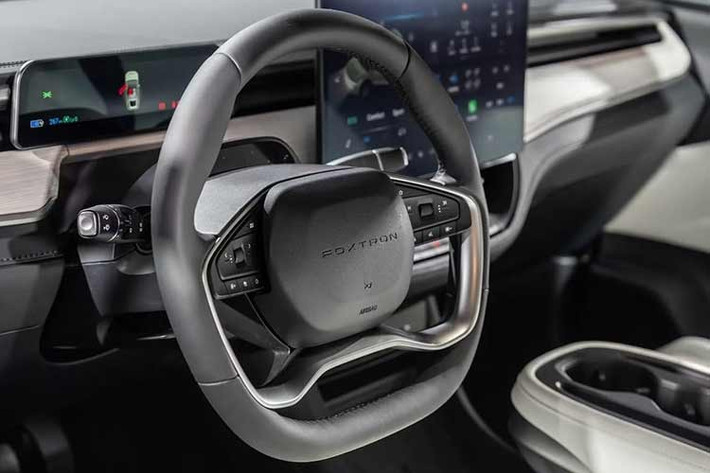 Phiên bản tiêu chuẩn sử dụng một động cơ điện đơn công suất 229 mã lực dẫn động cầu sau, tăng tốc 0–100 km/h trong 6,8 giây. Trong khi đó, bản cao cấp sử dụng hệ thống dẫn động bốn bánh với hai mô-tơ điện, đạt công suất 400 mã lực, cho khả năng tăng tốc 0–100 km/h chỉ trong 3,9 giây.