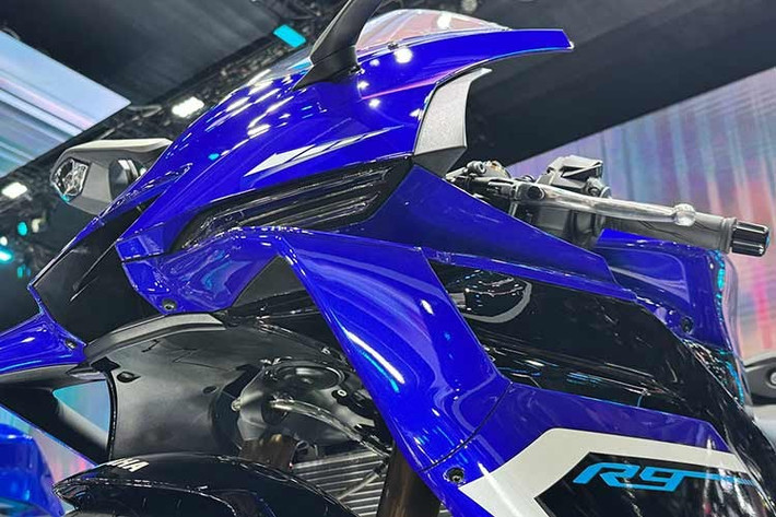 Tuy nhiên khác với 3 người anh em trên, khung được phát triển riêng cho chiếc xe với dạng Deltabox bằng nhôm đúc. So với các mẫu CP3 khác, độ cứng cao hơn ở cả ba hướng: xoắn, dọc và ngang. Yamaha cũng đặc biệt chú ý đến trọng lượng: chỉ với 9,7kg được công bố, đây là khung nhẹ nhất từng được sử dụng trên một chiếc sportbike của hãng. Cũng nhờ khung nhẹ, R9 mới có trọng lượng ở mức 195kg ướt.