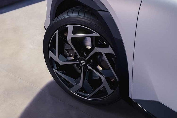 Chính vì lý do đó, cũng như nhờ chiều dài cơ sở lên đến 2.820 mm từ đầu đến cuối, Filante hiện đã trở thành mẫu xe dài nhất trong dòng sản phẩm của Renault, và điều này đồng nghĩa với việc không gian nội thất rộng rãi hơn, đặc biệt là cho hành khách phía sau.