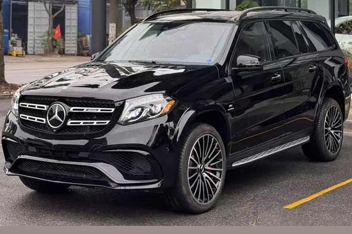 Mercedes-AMG GLS 63 là mẫu xe hiếm tại Việt Nam có giá bán trên 12 tỷ đồng, mẫu SUV này không dành cho số đông. Đã 14 năm trôi qua kể từ khi dòng GLS ngừng sản xuất, giới mê xe tại Việt Nam lại có dịp xôn xao với 1 chiếc Mercedes-AMG GLS 63 mới 100%, tức chưa đăng ký ở nước ta, lý do xe này bị lưu kho bãi ở cảng Hải Phòng từ năm 2018.