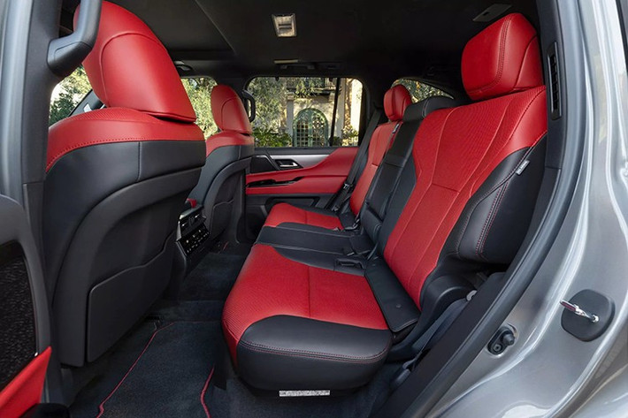 Bên dưới nắp ca-pô, người mua vẫn cảm nhận được 2 cá tính riêng biệt. LX 600 sở hữu động cơ xăng V6 tăng áp kép 3,4 lít, cho công suất 409 mã lực và mô-men xoắn 479 pound-feet. Phiên bản hybrid LX 700h có công suất lên đến 457 mã lực và mô-men xoắn 583 pound-feet, kết hợp với mức tiêu thụ nhiên liệu kết hợp 20 mpg theo ước tính của EPA.