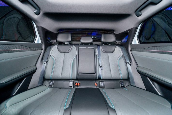 Khoang hành lý của xe có thể tích 460 lít, cộng với cốp trước 65 lít. Trang bị an toàn của xe khá đa dạng với 6 túi khí, cảm biến trước, camera 360 độ, giám sát áp suất lốp, phanh khẩn cấp tự động (AEB), hệ thống kiểm soát hành trình thích ứng, cảnh báo lệch làn đường, cảnh báo va chạm trước và đèn pha thông minh.