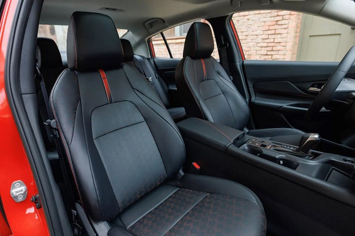 Các trang bị tiêu chuẩn gồm vô lăng có sưởi, đèn chiếu sáng xung quanh, gương chiếu hậu tự động làm mờ, cửa sổ trời chỉnh điện, bánh xe 17 inch và ghế ngồi bọc da tổng hợp chần hoạ tiết; trong khi phiên bản SR có thêm điểm nhấn màu đỏ và nút chọn chế độ lái.