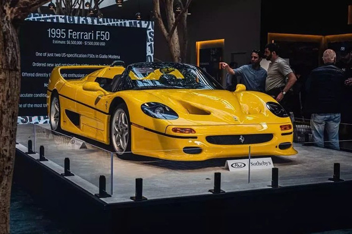 Cuối tuần qua, một chiếc siêu xe Ferrari F50 đã vượt qua mức ước tính trước phiên đấu giá là từ 6,5 đến 7,5 triệu đô la, đạt mức giá 9,245 triệu đô la (khoảng hơn 230 tỷ đồng).