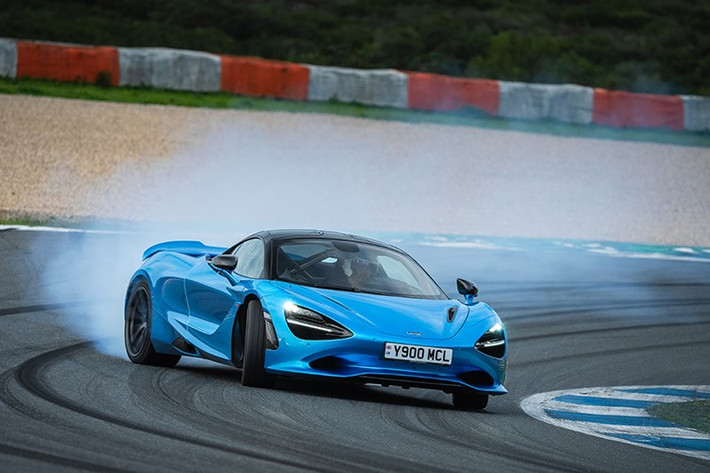 Sở hữu nhiều đổi mới về thiết kế nhưng hiệu suất của phiên bản 750S Le Mans không bị đánh đổi – động cơ V8 M840T 4.0 lít tăng áp kép, đặt giữa, sản sinh công suất 750 mã lực – tương tự phiên bản 750S tiêu chuẩn từng giành nhiều giải thưởng trong năm 2024.