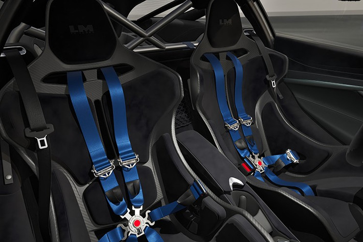 Về nội thất, khách hàng có thể lựa chọn giữa hai phối màu: đen Carbon kết hợp với xám Dove hoặc đen Carbon kết hợp với cam McLaren. Bên cạnh đó, chiếc xe cũng được trang trí với các chi tiết liên quan đến giải đua Le Mans và một tấm bảng đánh dấu số lượng giới hạn 50 chiếc xe.