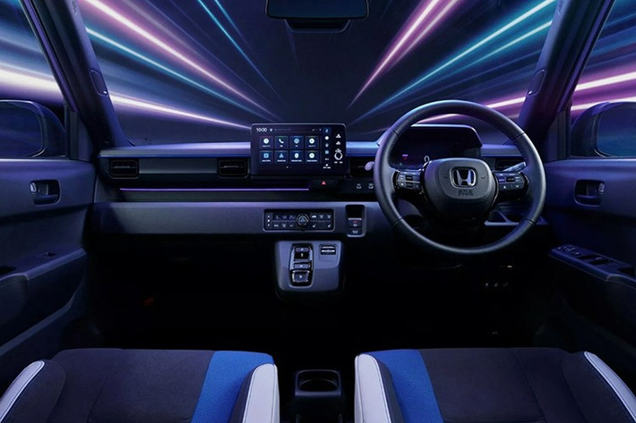 Khoang cabin của Super-One vẫn dựa trên thiết kế của N-One e:, nhưng được bổ sung ghế thể thao với phần đệm ôm lưng lớn hơn, viền tím và đồng hồ kỹ thuật số 7 inch có thể chuyển sang giao diện vòng tua máy khi kích hoạt chế độ Boost.