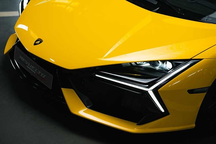 Việc ứng dụng rộng rãi vật liệu nhẹ giúp bộ khung của Revuelto giảm 10% trọng lượng nhưng lại tăng độ cứng xoắn thêm 25% so với thế hệ tiền nhiệm. Sự cải tiến này không chỉ mang lại khả năng bảo vệ tối ưu cho hành khách mà còn là nền tảng quan trọng giúp xe đạt được hiệu suất vận hành linh hoạt và chính xác hơn trên mọi cung đường.