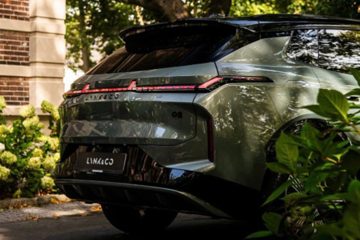 Xe mang phong cách coupe-SUV thể thao, nổi bật với cụm đèn LED nối dài, dải đèn định vị hình chữ “T” và thiết kế hốc gió lớn tạo vẻ khỏe khoắn. Phiên bản tiêu chuẩn được trang bị mâm 18 inch, trong khi bản cao cấp được trang bị mâm 21 inch.