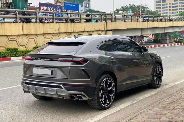 Về chiếc xe Lamborghini Urus này, nó được nhập khẩu chính hãng, trải qua 2 đời chủ nhưng quan trọng, đồng hồ công tơ mét chỉ hơn 3.000 km, nội thất xe là bản 4 chỗ ngồi, phù hợp cho ai thích khoang hành khách tiện nghi, đẳng cấp hơn so với bản 5 chỗ.